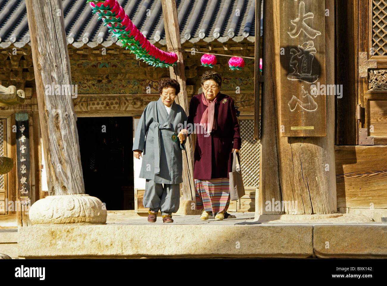 Due donne in adorazione all Tongdosa tempio buddista, Corea del Sud Foto Stock