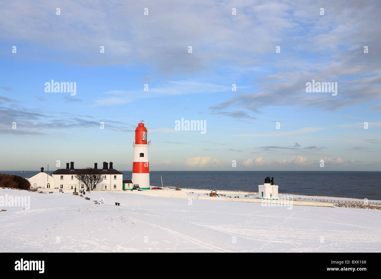 Souter faro e sirena antinebbia, Whitburn, con neve sul terreno. Inghilterra, Regno Unito. Foto Stock