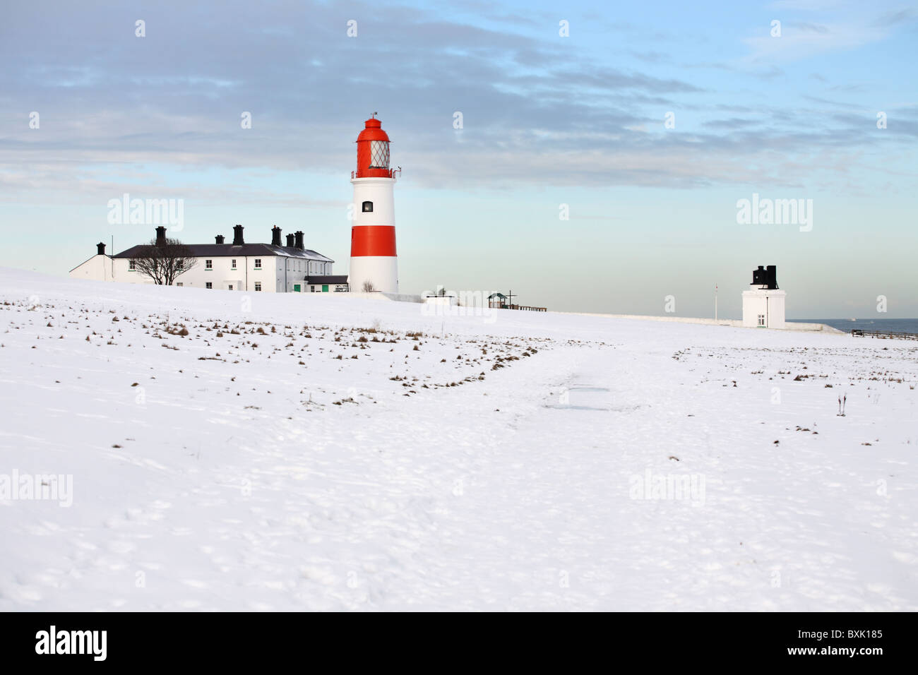Souter faro e sirena antinebbia, Whitburn, con neve sul terreno. Inghilterra, Regno Unito. Foto Stock