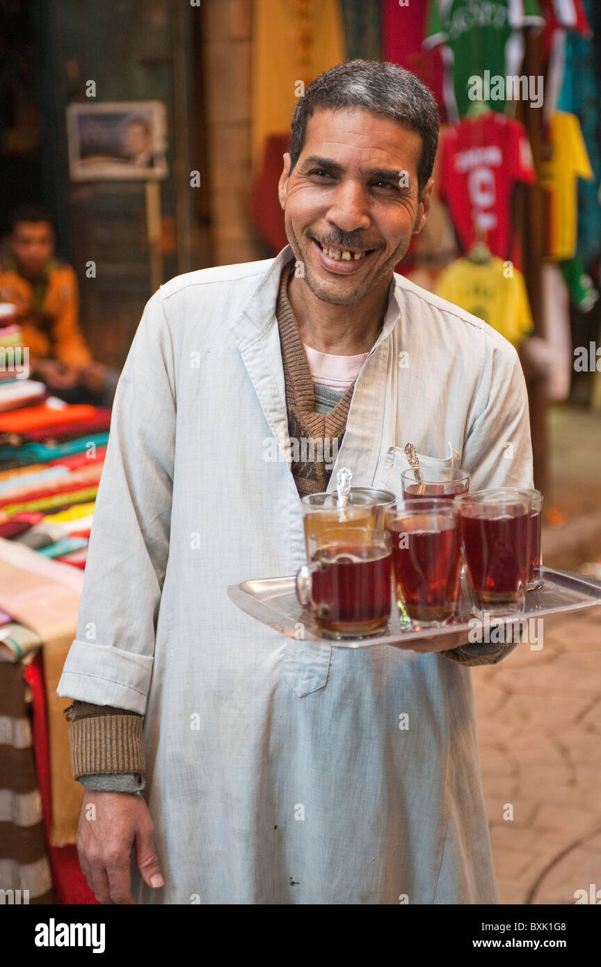 Venditore di tè nel mercato di El Souk, Luxor, Egitto. Foto Stock