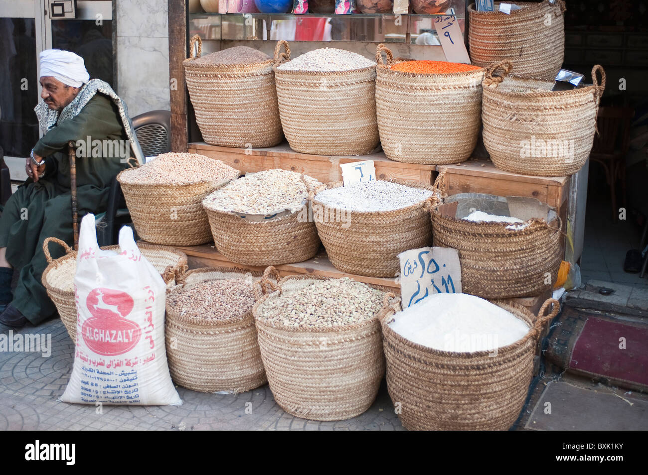 Egitto, Luxor. Fagioli di riso venditore nel mercato di El Souk. Foto Stock
