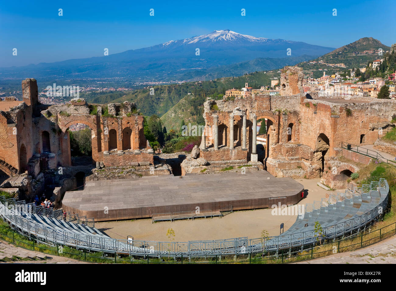 Il teatro greco e il Monte Etna, Taormina, Sicilia, Italia Foto Stock