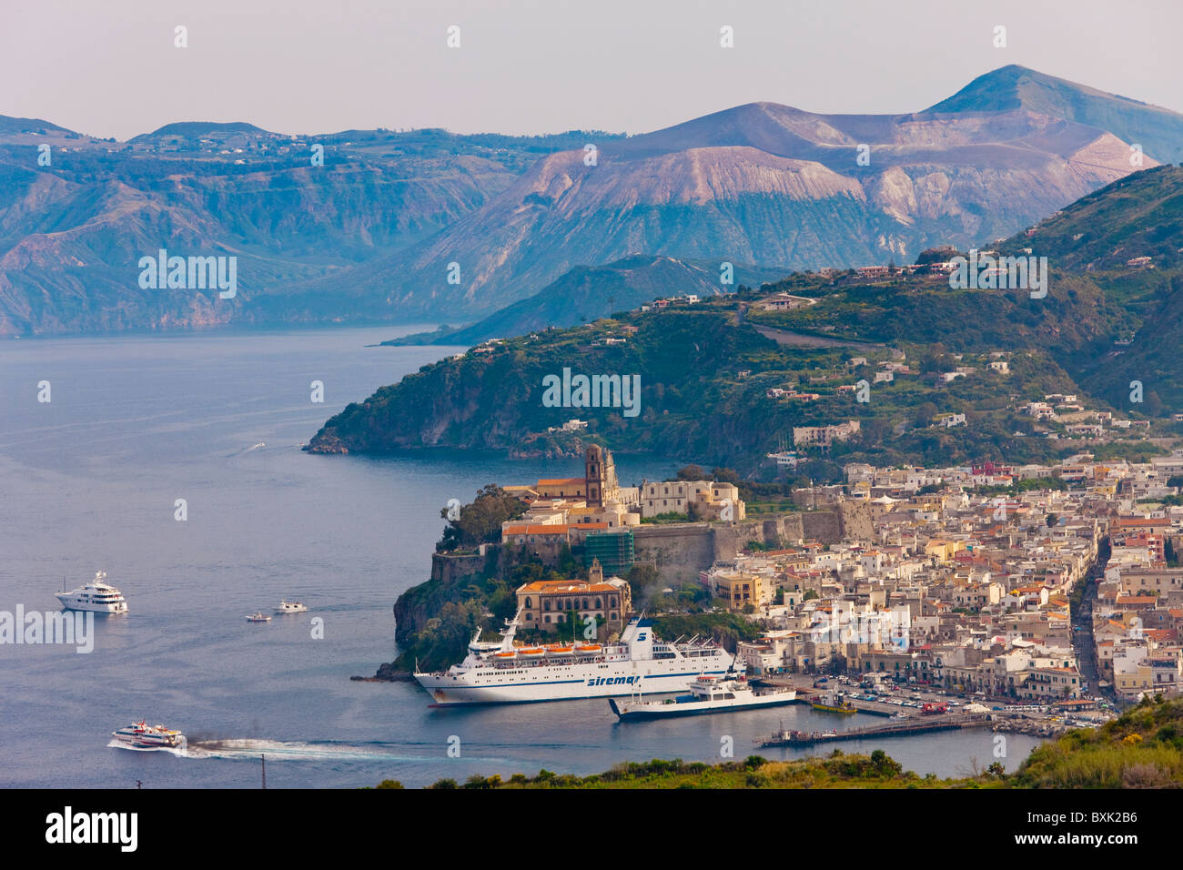 La città di Lipari, Isola di Lipari, Isole Eolie, Italia, Europa Foto Stock