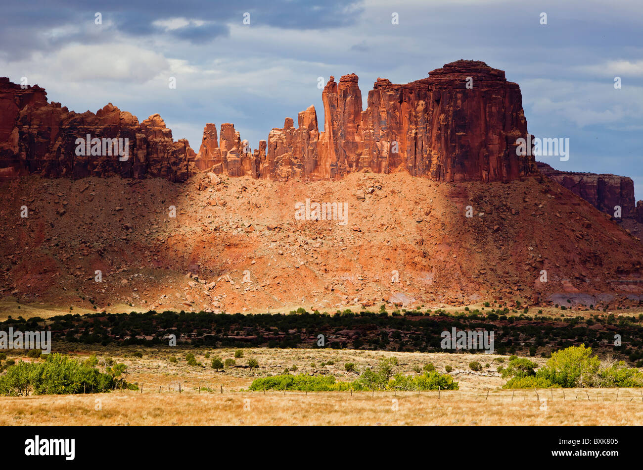 Sole che splende su una stretta mesa in arenaria vicino a Indian Creek nel sud-est dello Utah, Stati Uniti d'America. Foto Stock