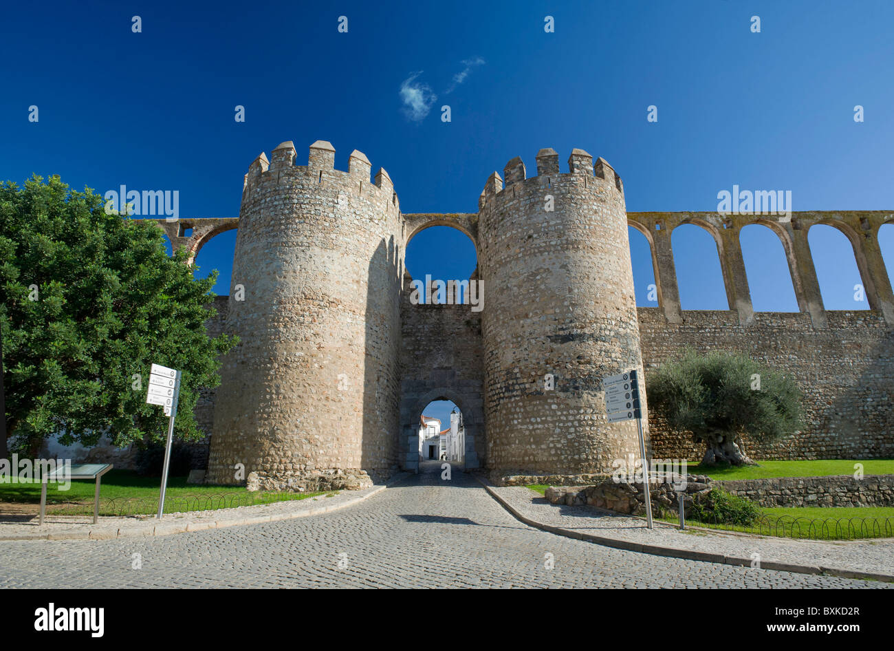 Alentejo, Serpa, Arco d'ingresso alla città vecchia Foto Stock