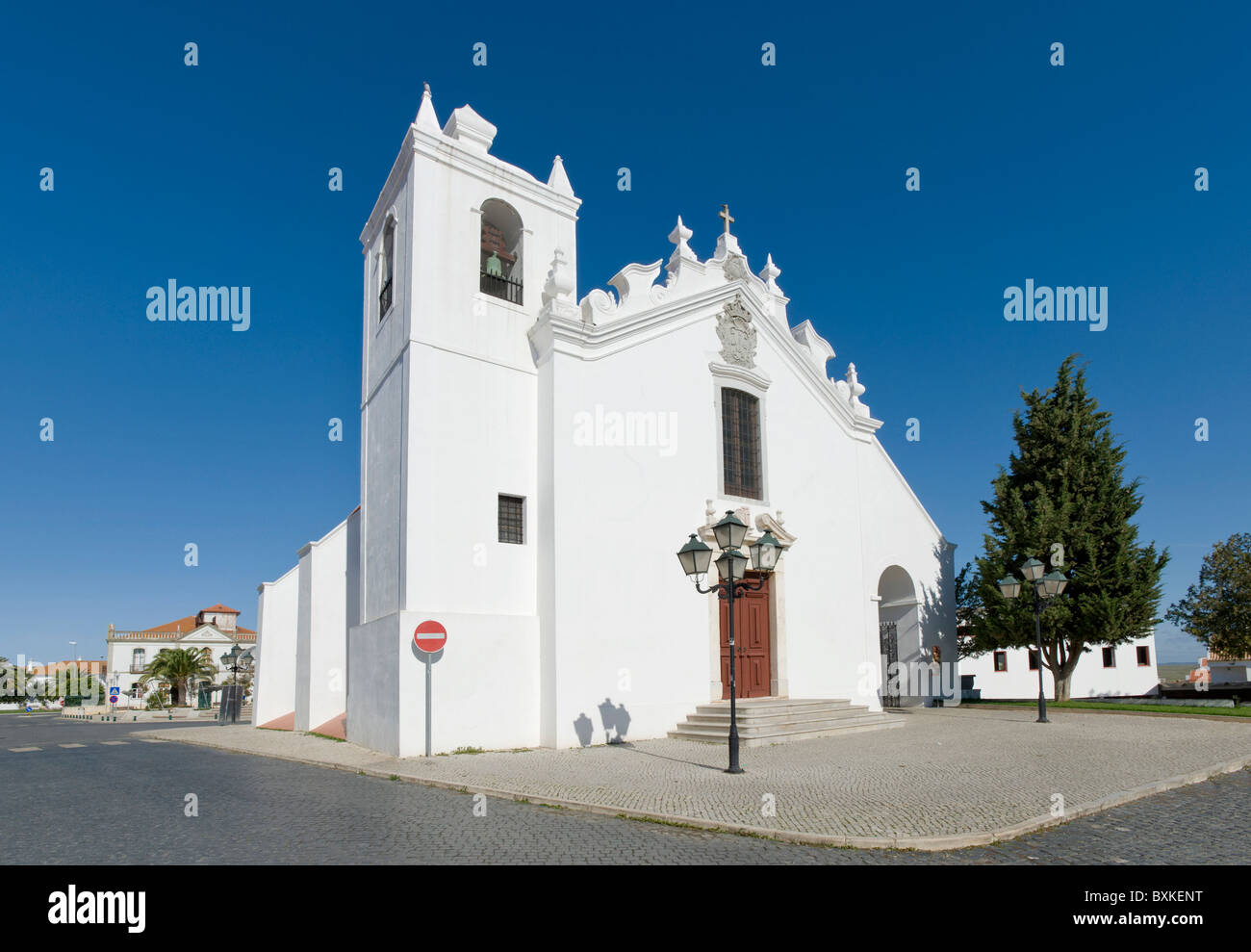 Portogallo Alentejo, pitturato di bianco tipico chiesa barocca, Castro Verde Foto Stock