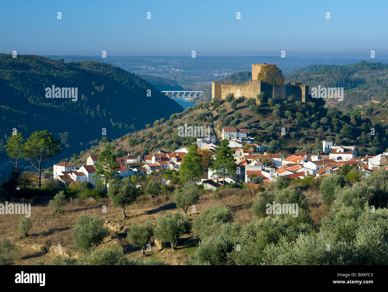 Il Portogallo centrale, Alto Alentejo, Belver il castello medievale e il Villaggio con Belver diga in distanza Foto Stock