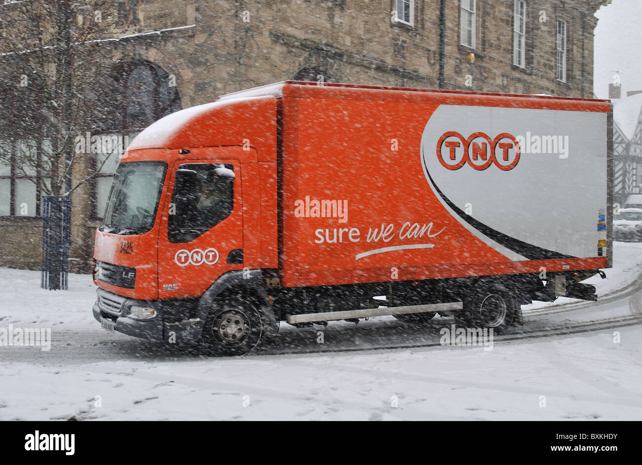 TNT camion nella neve, Warwick Town Center, REGNO UNITO Foto Stock