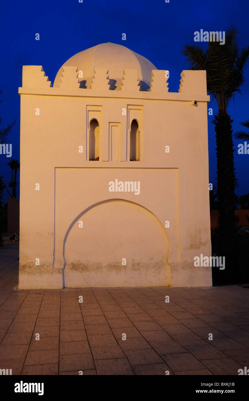 White Koubba, tomba di Fatima Zohra esterno su Avenue Mohammed V di notte a Marrakech Foto Stock