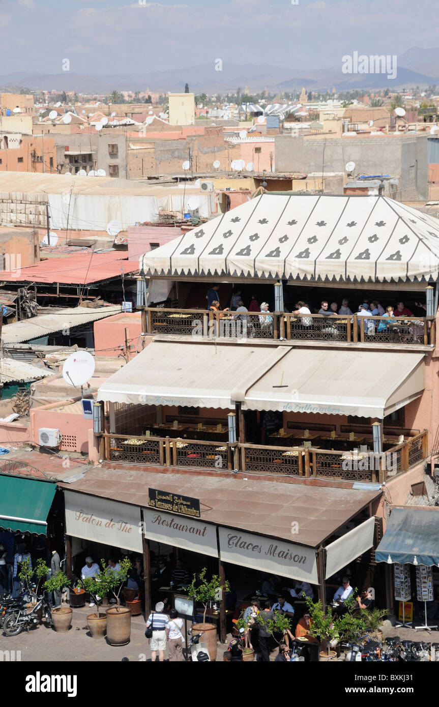 Vista sul cafe e ristoranti e attraverso la Medina, formano il Cafe de France a Djemaa el Fna luogo di incontro Foto Stock