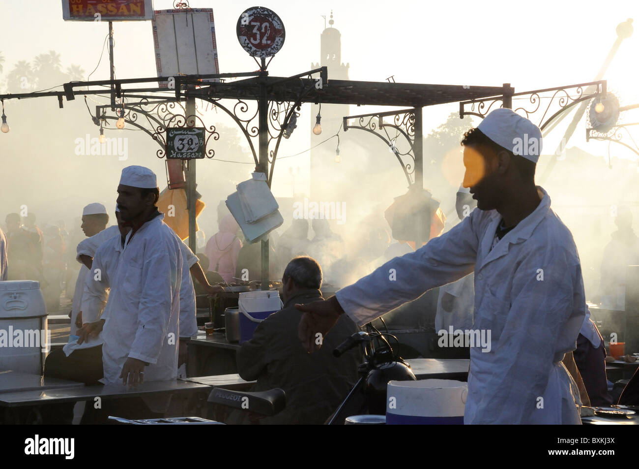 Foodstalls con fumo a occupato Djemaa el Fna luogo di incontro di Marrakech Foto Stock
