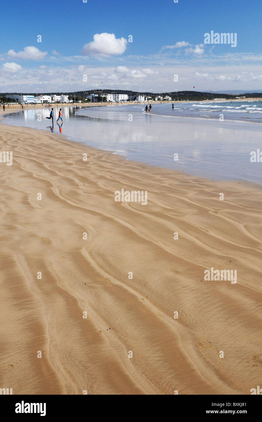 Spiaggia scena con cloud riflessioni sulla sabbia, Essaouira Foto Stock