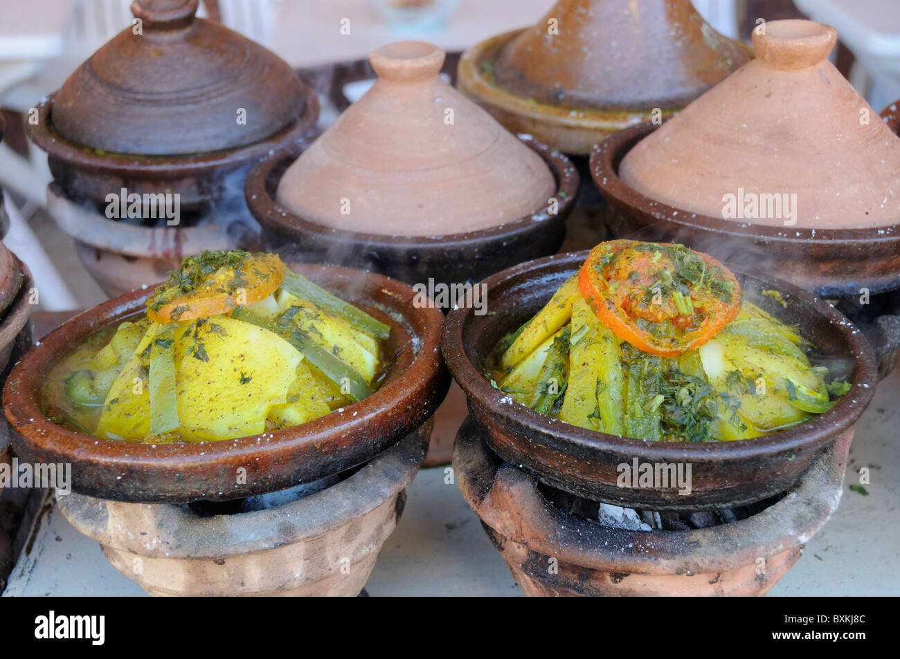 Pentole di cottura Tajines in strada a Hivernage in Marrakech Foto Stock