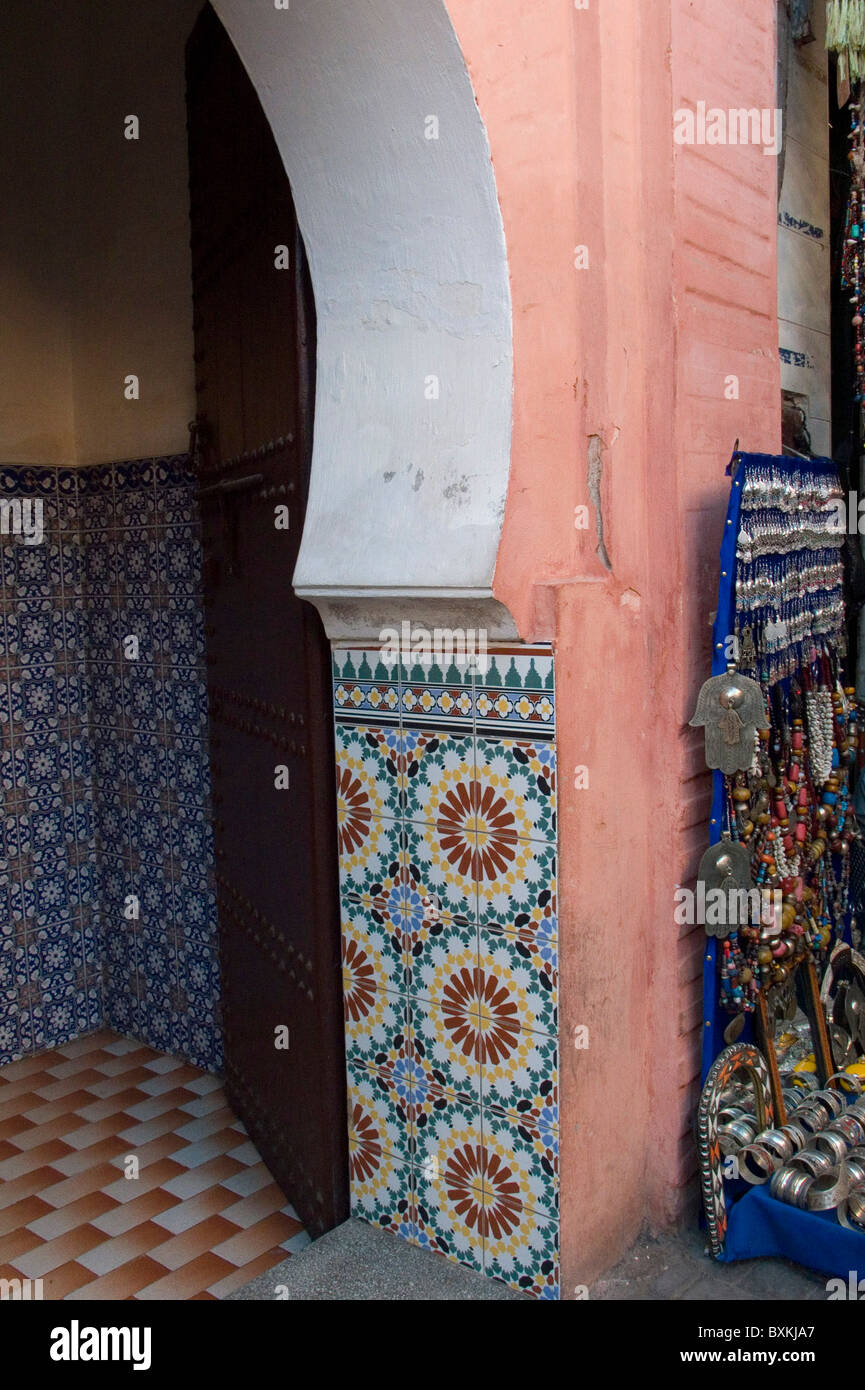 Mattonella esterno dettaglio sulla parete di un hammam e bagno turco, su Rue Riad Zitoun El Kedim street in Marrakrch Foto Stock