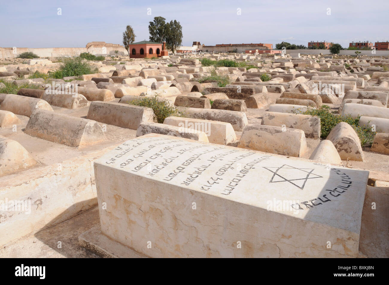 Tombe e panoramica del Miarra (cimitero ebraico ) nel quartiere ebraico, Mellah, di Marrakech Foto Stock