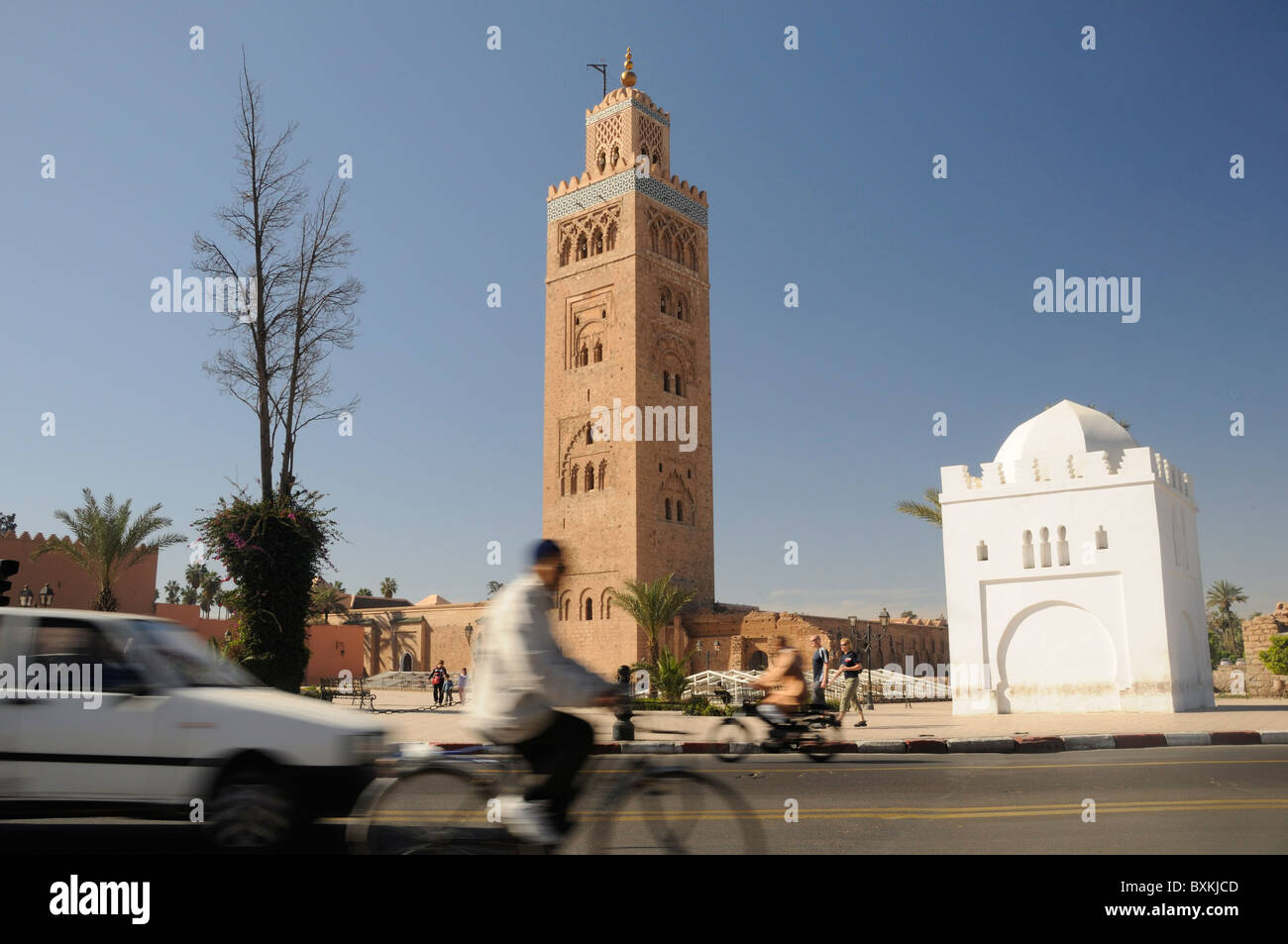 Vista su Ave Mohammed V alla Moschea di Koutoubia con tomba bianca di Fatima Zohra e traffico passante Foto Stock