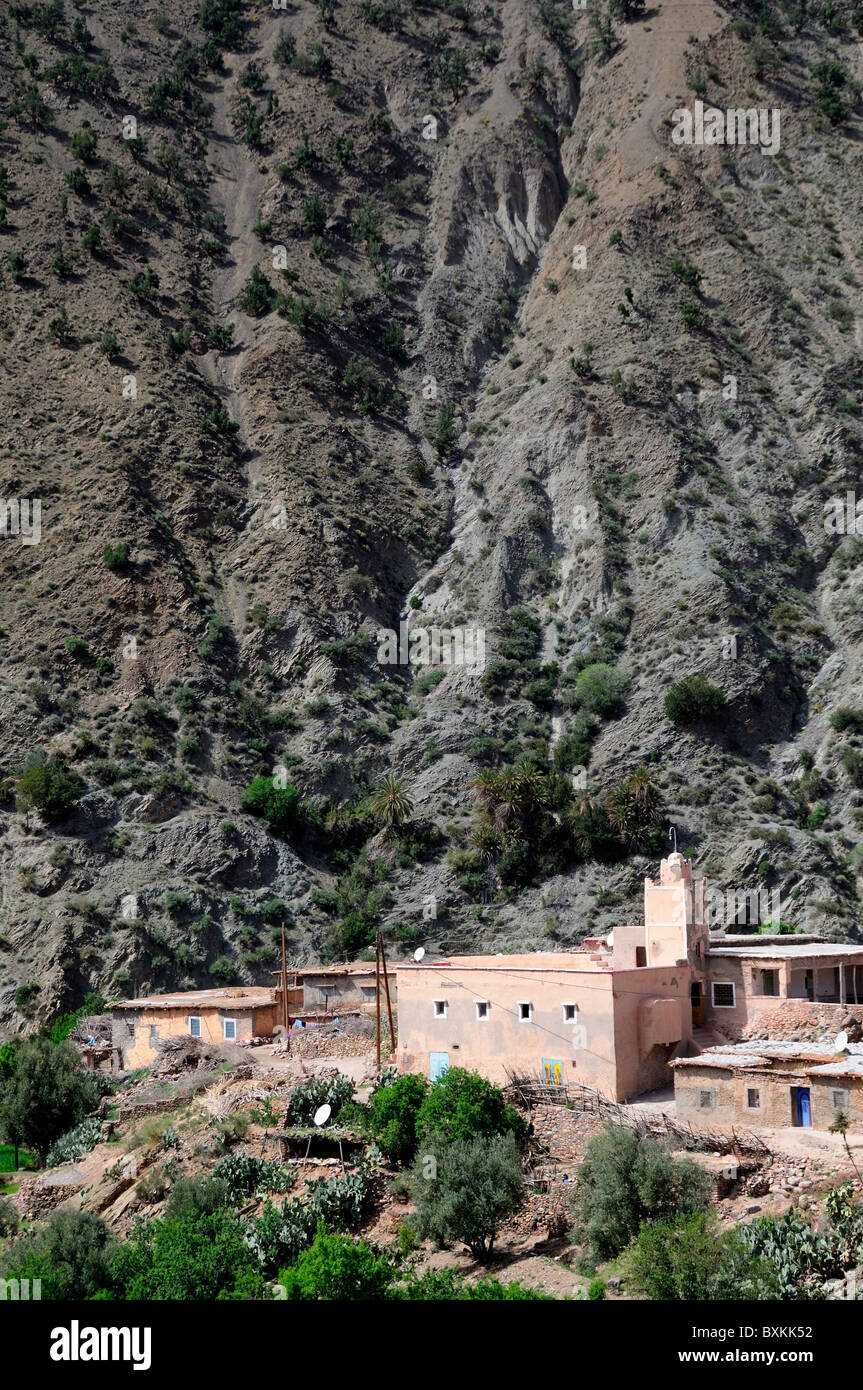 Villaggio ripide scogliere, nr Talaat n'Yakoub, Tizi-n-strada di prova Foto Stock