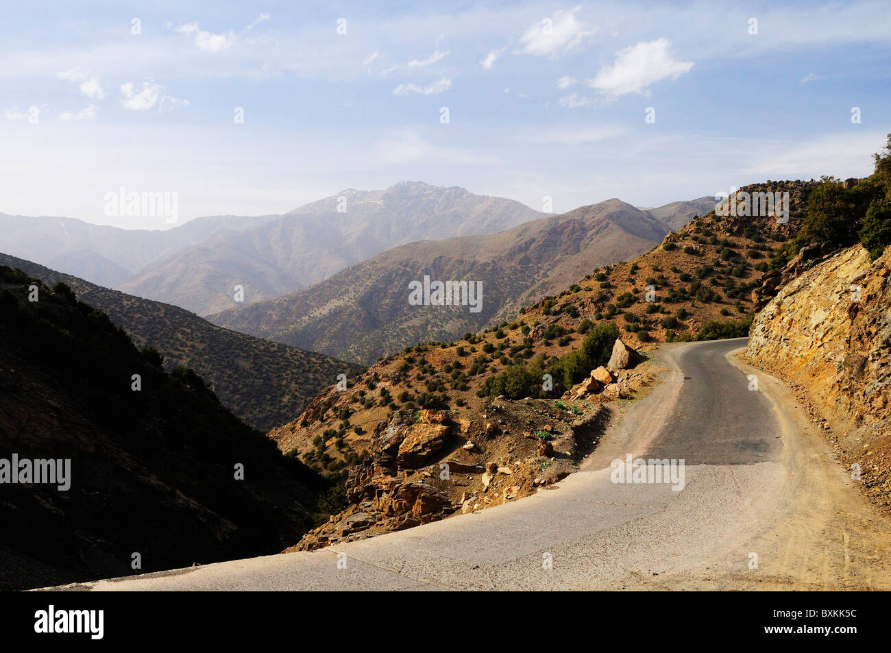 Viste lungo la strada con vista sulle montagne, Tizi-n-Test Foto Stock