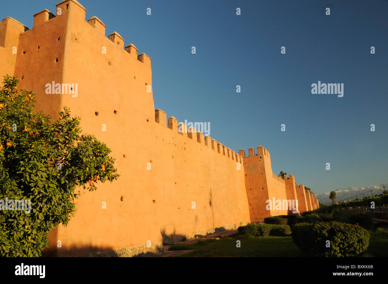 Le mura della città con arancio lungo Boulevard Yarmouk a Marrakech Foto Stock