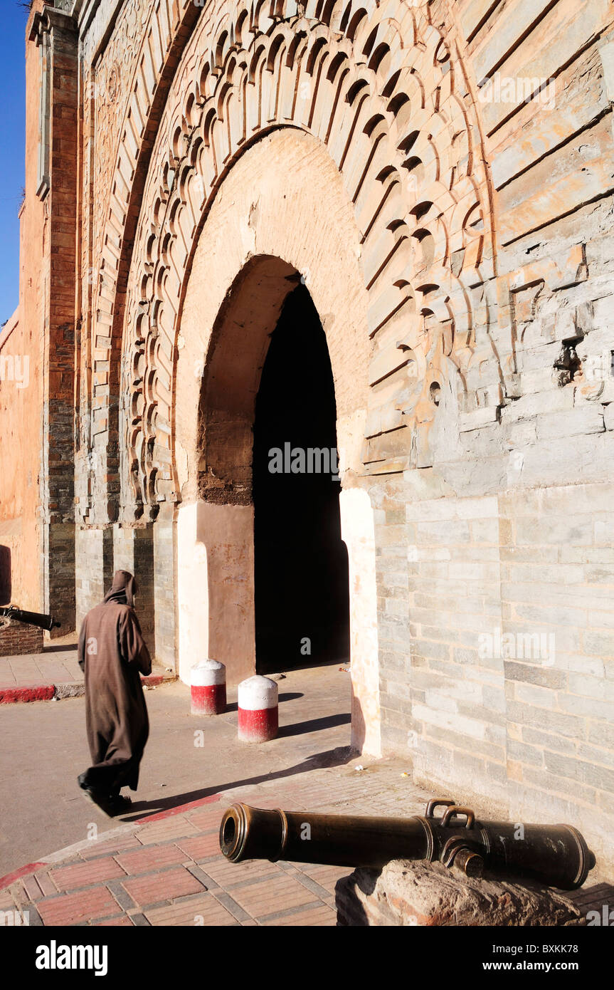 Bab Agnaou stone gate con canon in primo piano, nr Kasbah in Marrakech Foto Stock