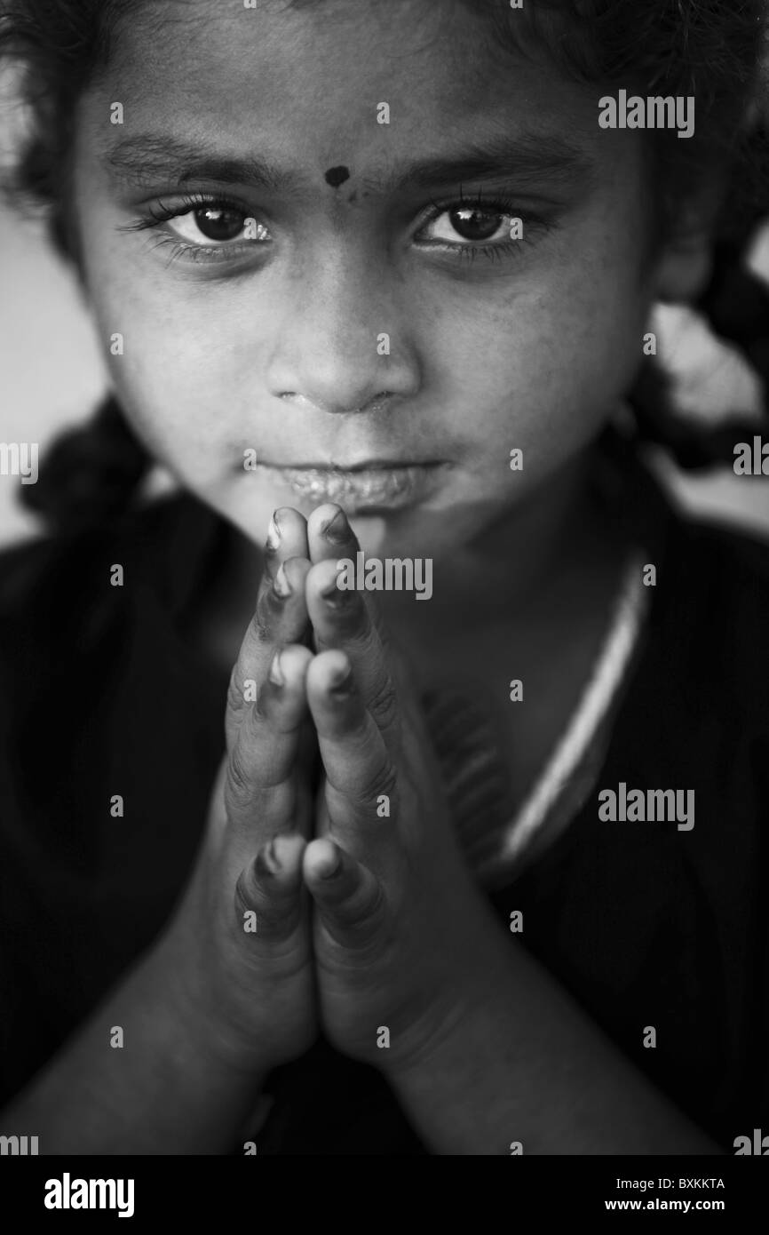Ragazza indiana facendo un namaste Andhra Pradesh in India del Sud Foto Stock
