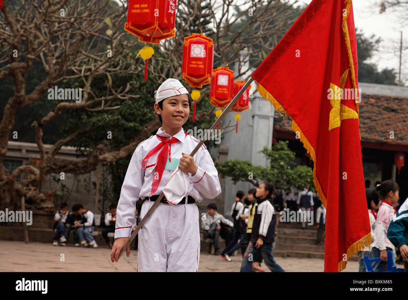 Allievo tenendo un flag, Tempio della Letteratura (Van Mieu), Hanoi, Bac Bo, Vietnam Foto Stock