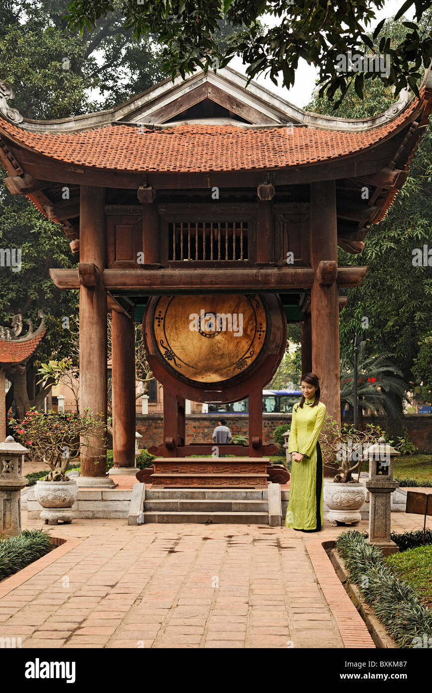 La Torre del Tamburo, il Tempio della Letteratura (Van Mieu), Hanoi, Bac Bo, Vietnam Foto Stock