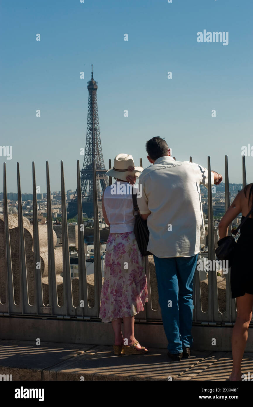 Parigi, Francia, al di fuori di monumenti francesi, l'Arc de Triomphe, giovane guardando la torre Eiffel dalla parte superiore Foto Stock
