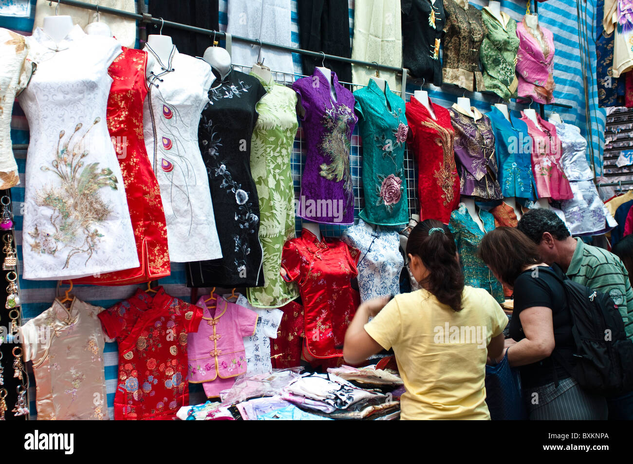 Abiti cinesi e camicette al Ladies Market, Mong Kok, Kowloon, Hong Kong, Cina Foto Stock