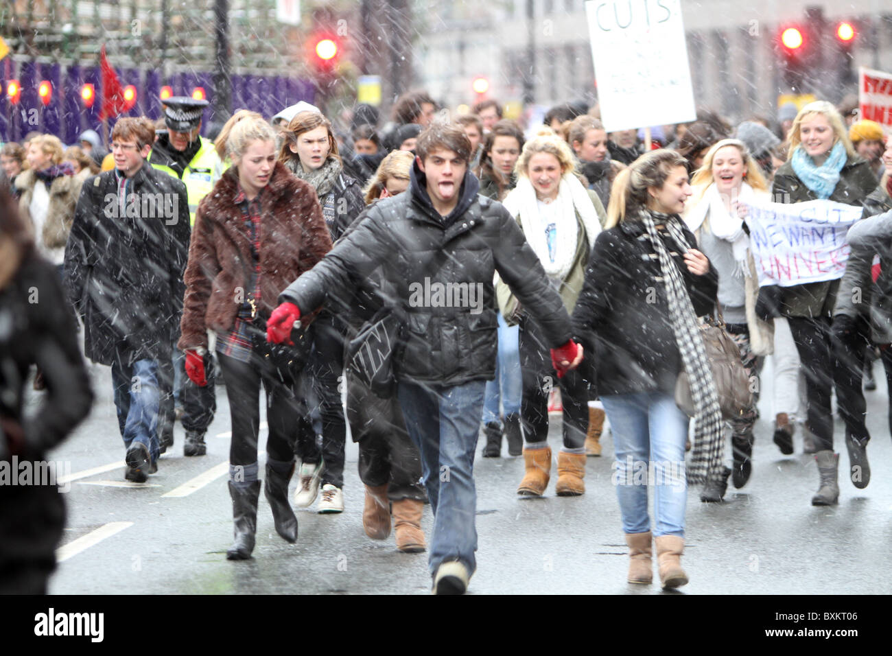 Gli studenti inglesi' anti tagli protesta attraverso le strade innevate di Londra. Foto Stock