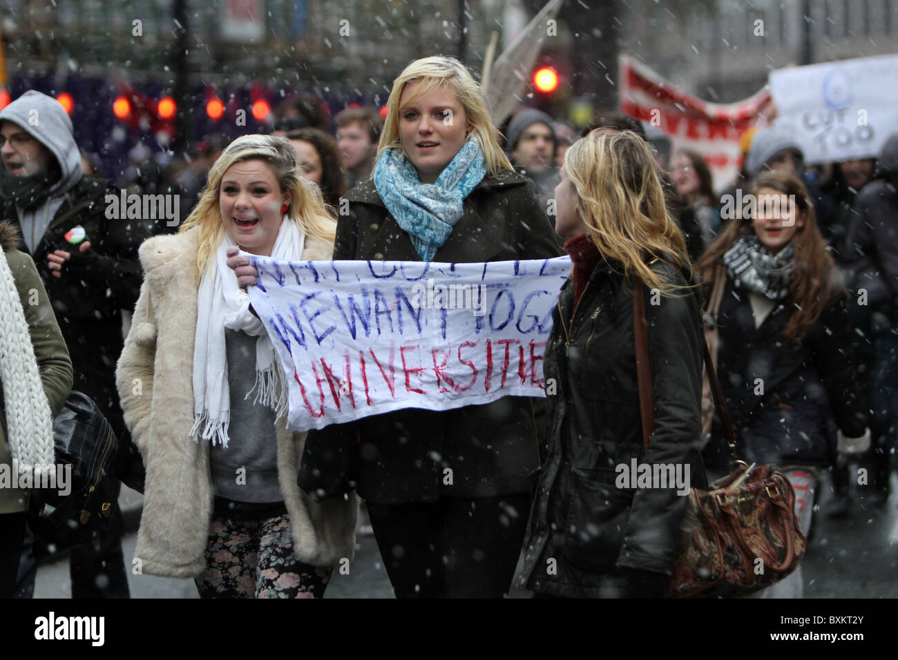 Gli studenti inglesi' anti tagli protesta attraverso le strade innevate di Londra. Foto Stock