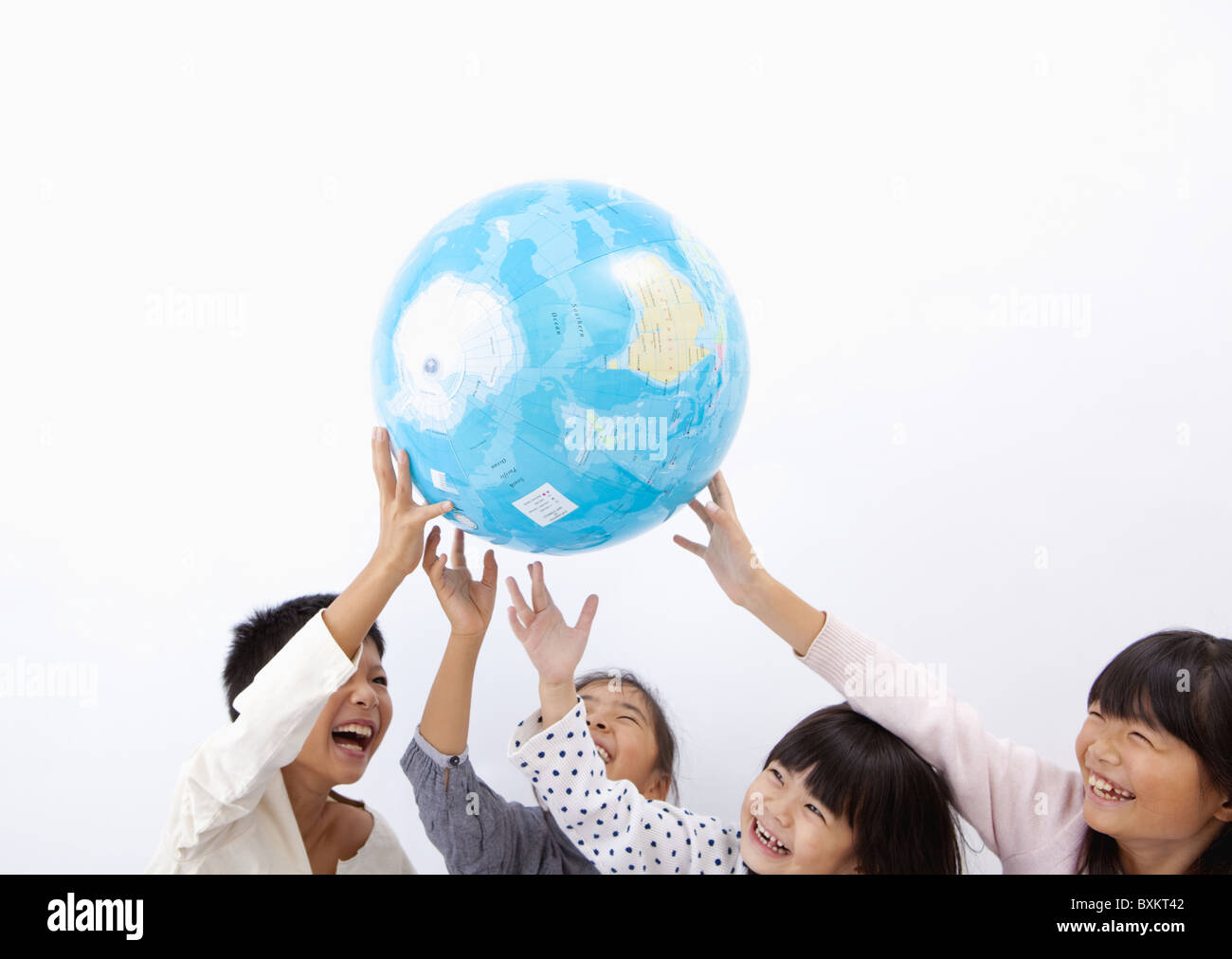 I bambini in possesso di un globo Foto Stock