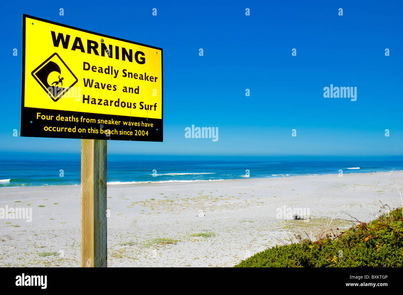 Segno di avvertimento di onde di sneaker e pericoloso di surf sulla costa del Pacifico Foto Stock