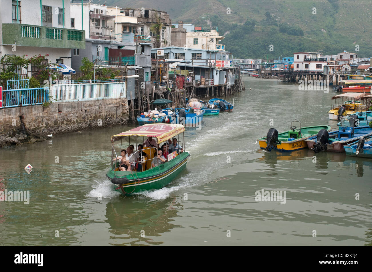 La barca turistica sul fiume in Tai O villaggio, l'Isola di Lantau, Hong Kong, Cina Foto Stock