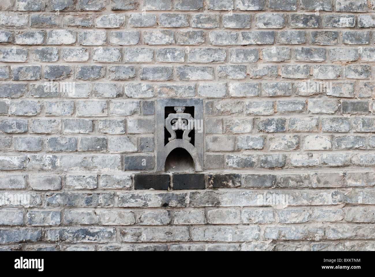 Muro in mattoni con foro di umidità Foto Stock