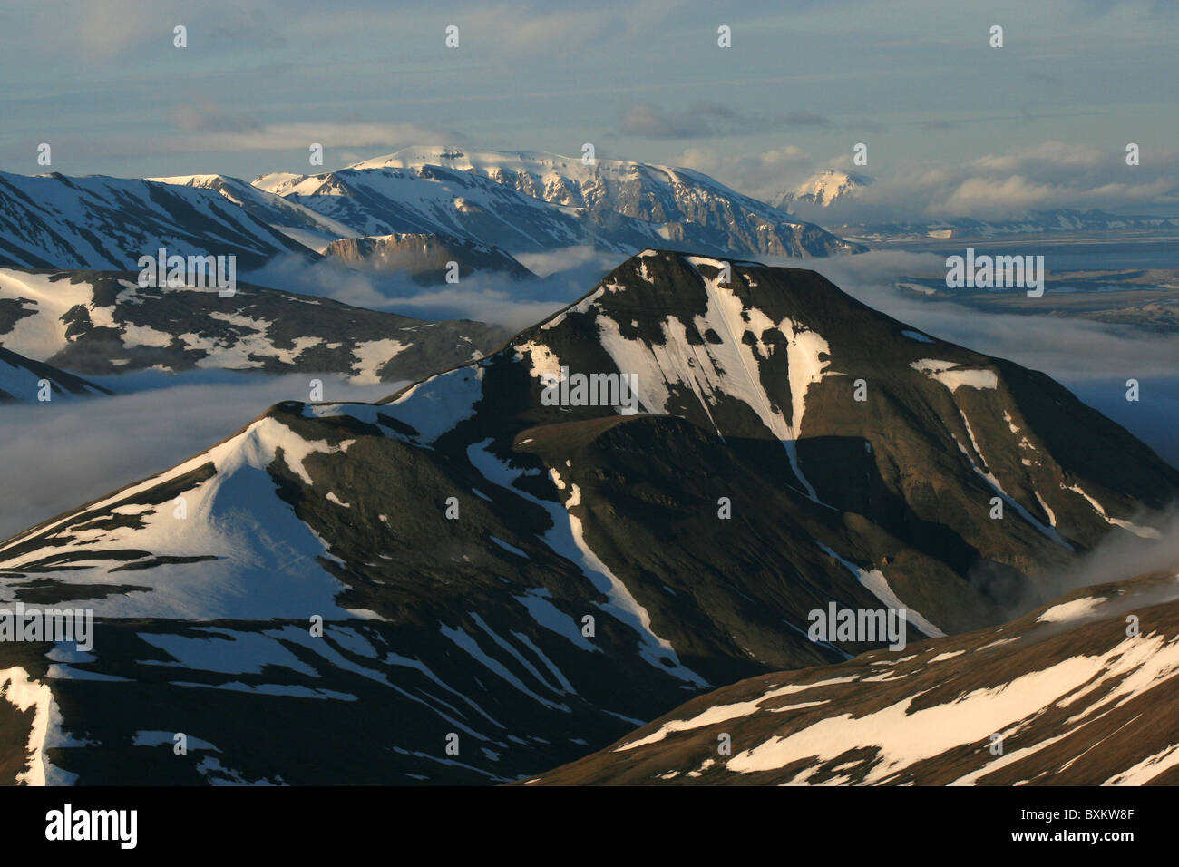 Paesaggio di NW Sorkappland con montatura Lidfjellet, vista da Hohenlohefjellet, Spitsbergen Foto Stock