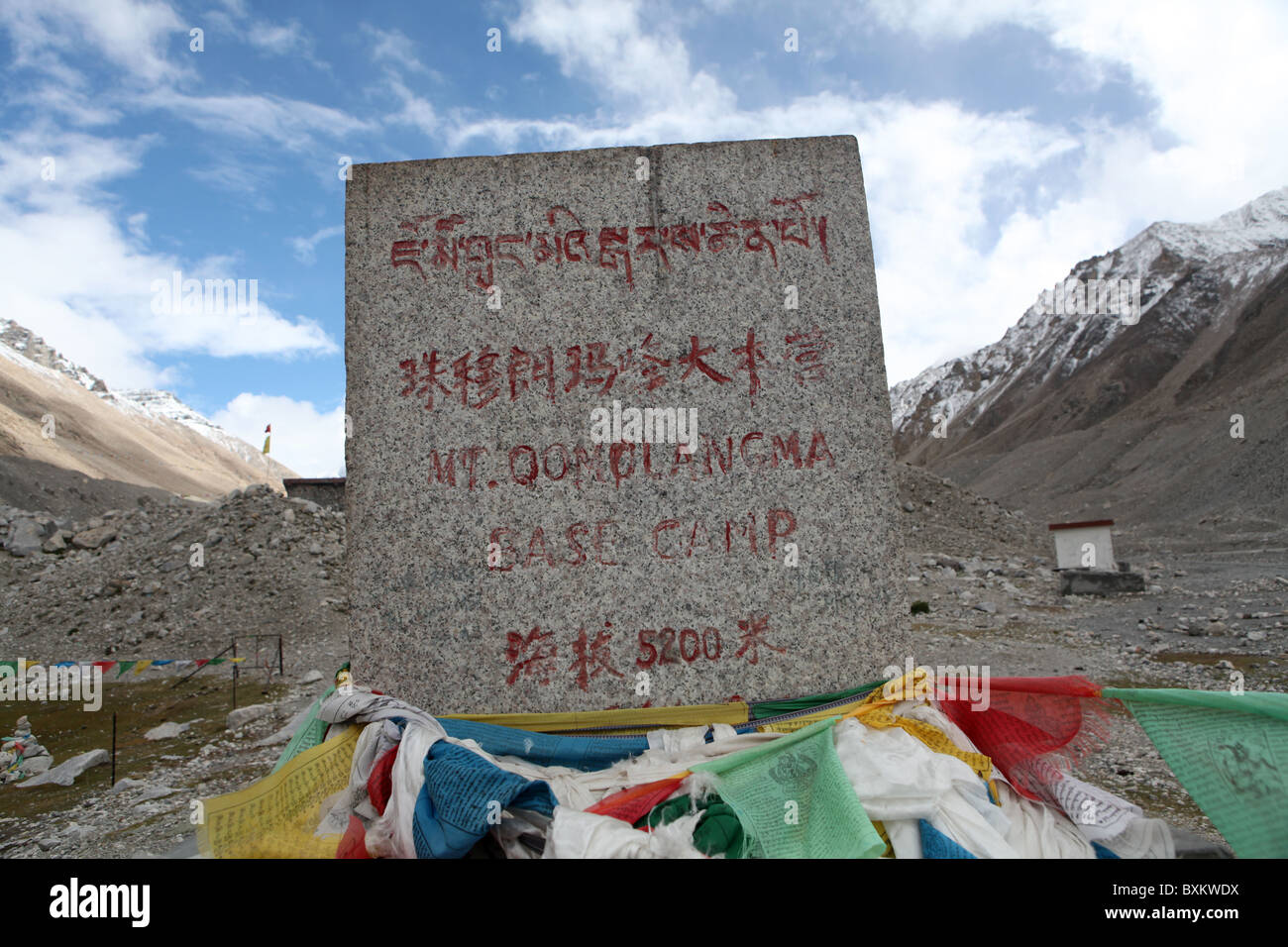 Il cartello in north face di Everest o Qomolangma dal campo base in Tibet, in Cina. Foto Stock