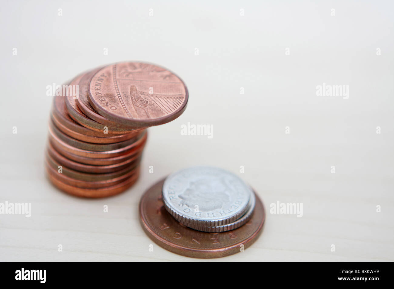Due sterling 5p monete su un 2p coin accanto a una pila di 1p delle monete in euro Foto Stock