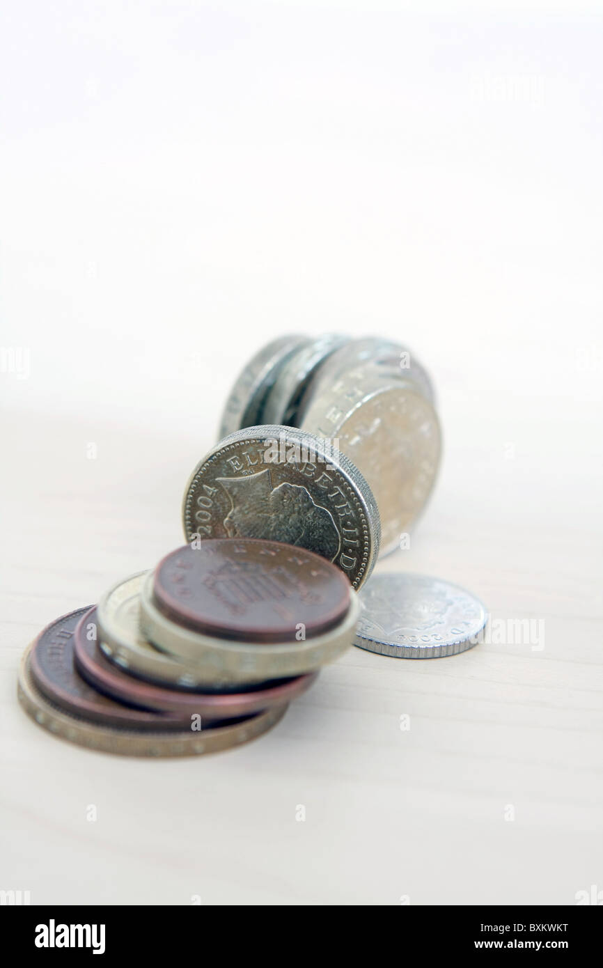Alcuni sterling monete di diverse confessioni, alcune su fine e alcuni in una pila e uno 5p coin allentata Foto Stock