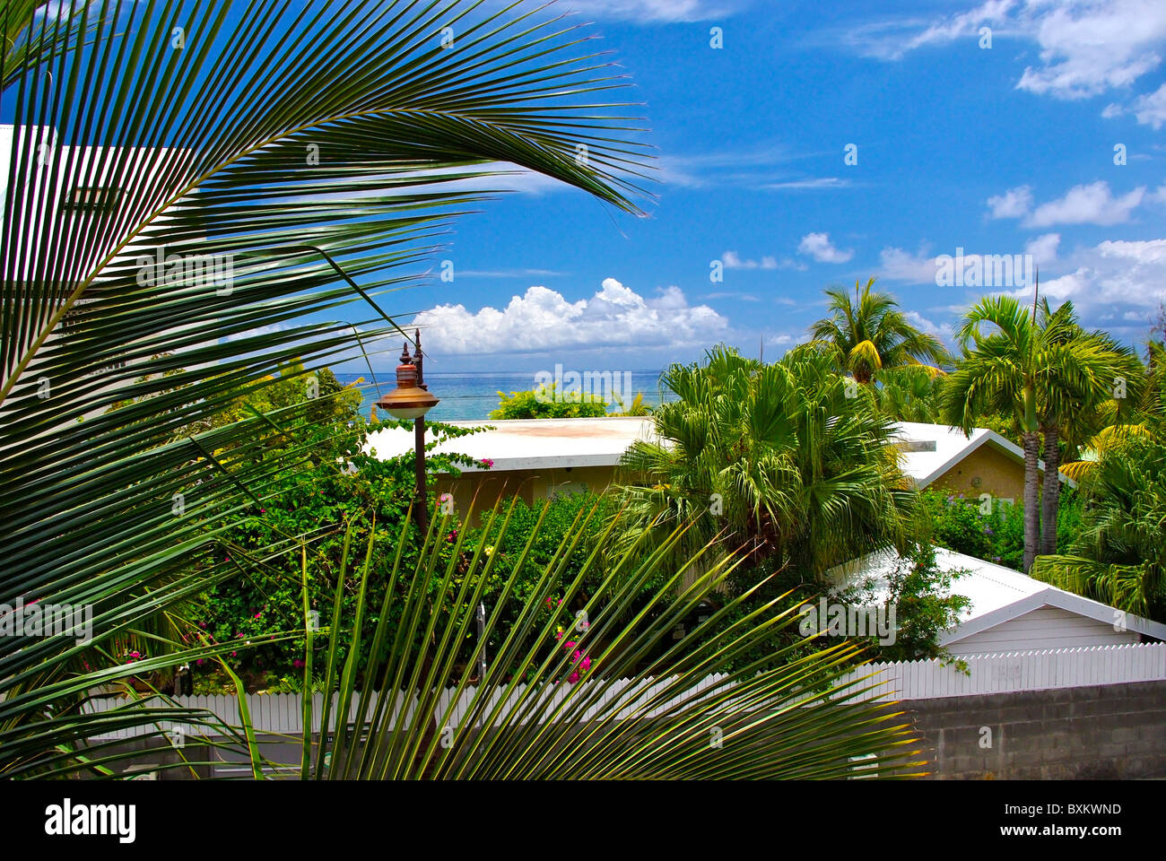Vista Celeste del mare da un balcone di St Leu su La Reunion Island. Foto Stock