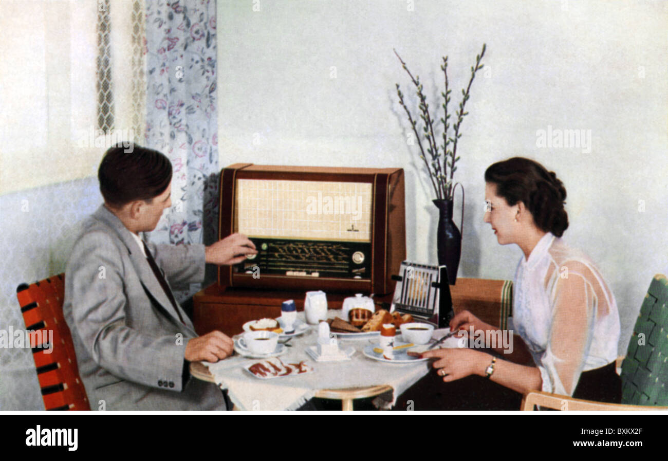 Broadcast, radio, coppia ascolta la radio durante la prima colazione, Germania, 1953, Additional-Rights-Clearences-Not Available Foto Stock