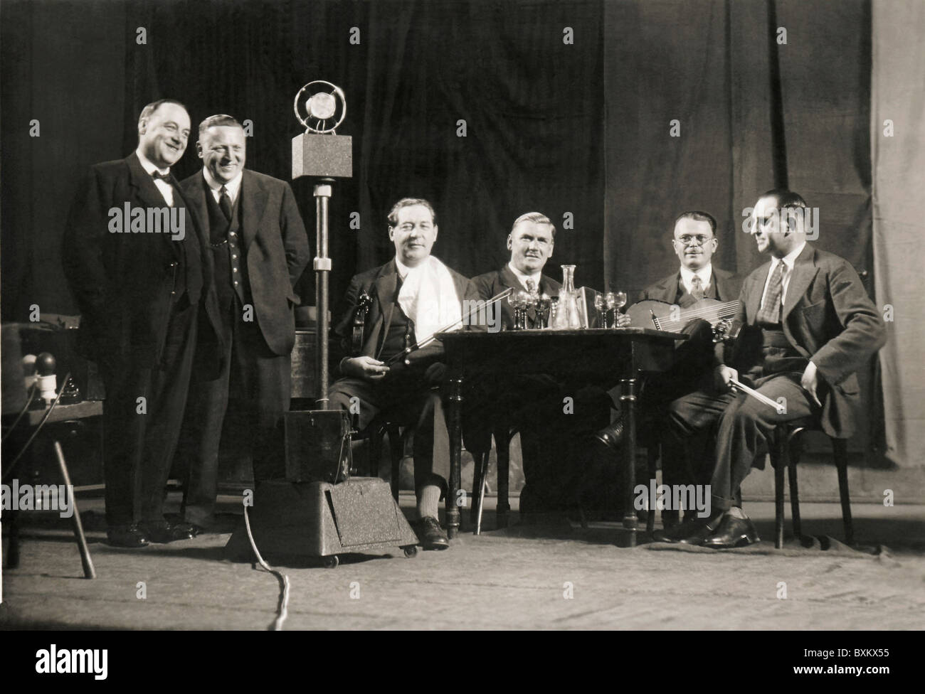 Trasmissione, radio, GrinzingerSchrammelquartett con membri duetto in stazione radio, studio, Vienna, Austria, circa 1930, diritti aggiuntivi-clearences-non disponibile Foto Stock