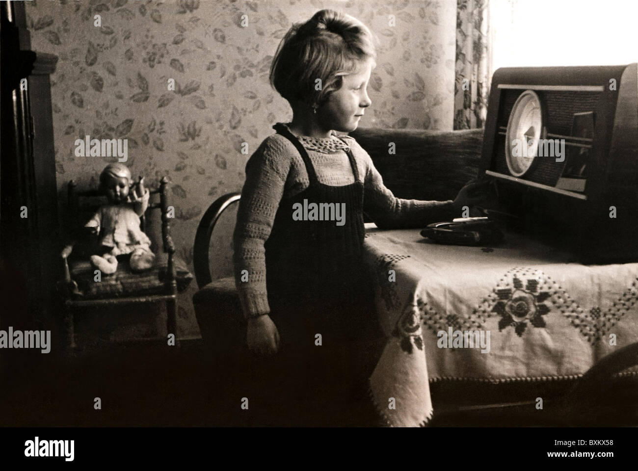 Trasmissione, radio, bambino sta ascoltando la radio, ricevitore radio di Schaub, Germania, 1940, diritti aggiuntivi-clearences-non disponibile Foto Stock