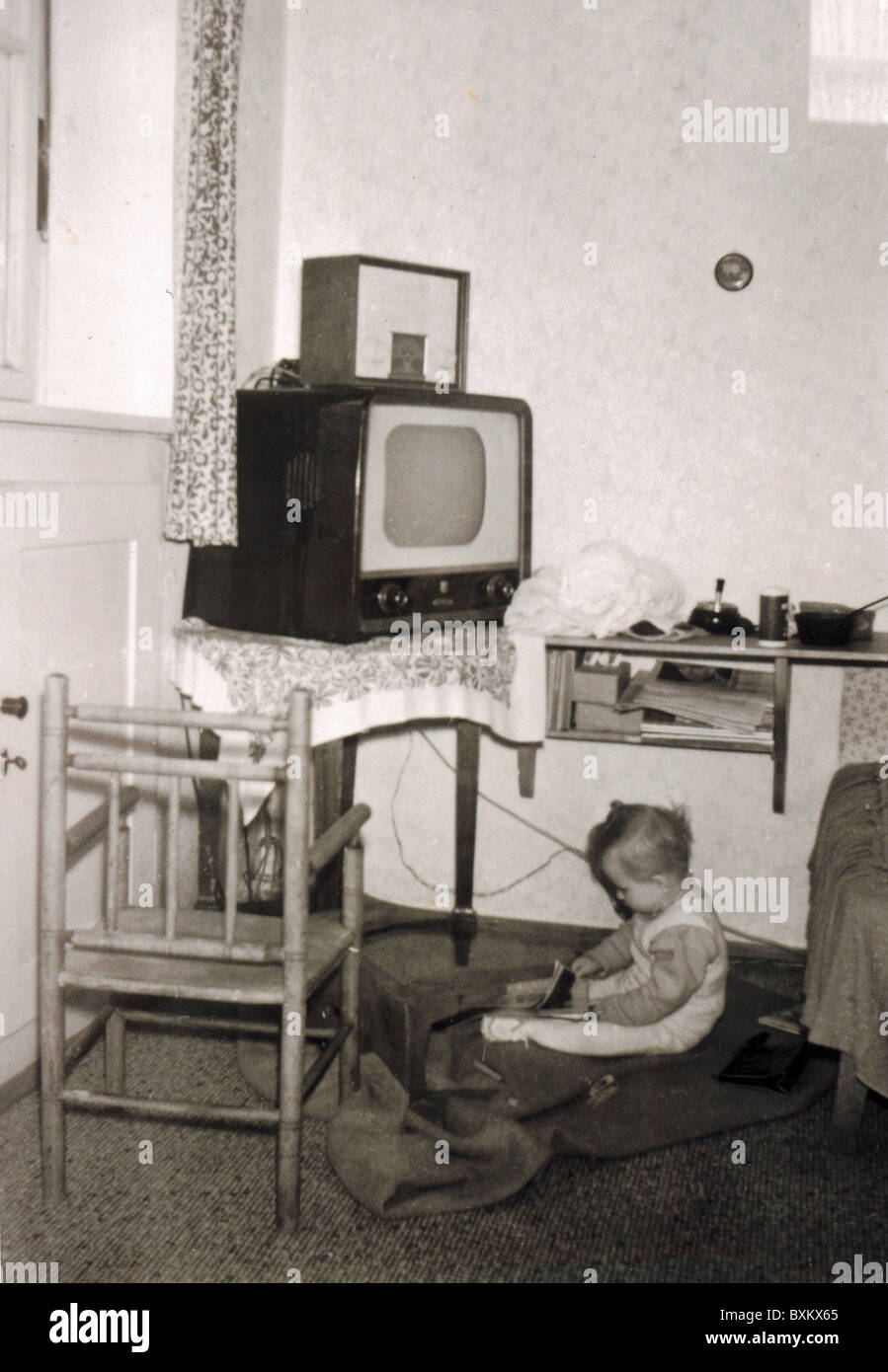 Tempo libero, giocando bambino davanti a un televisore, Monaco, Germania, 1960, diritti aggiuntivi-clearences-non disponibile Foto Stock