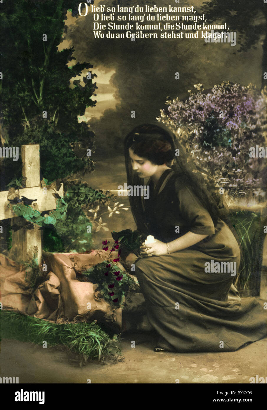 Morte, lutto alla tomba, vedova alla tomba del marito morto, Germania, circa 1915, diritti aggiuntivi-clearences-non disponibile Foto Stock