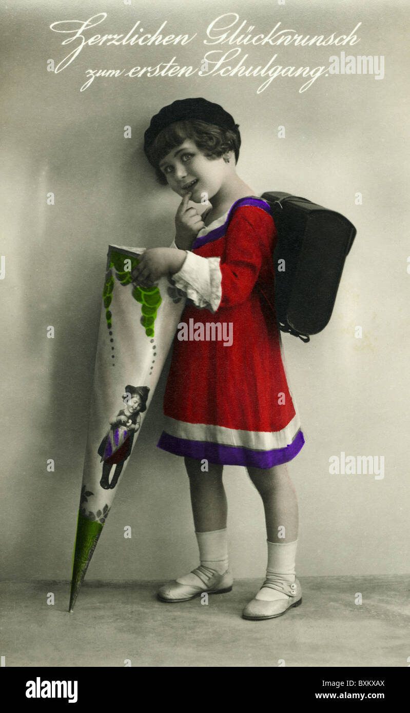 Istruzione, scuola, iscrizione, ragazza con il cono scolastico, Germania, circa 1927, diritti aggiuntivi-clearences-non disponibile Foto Stock