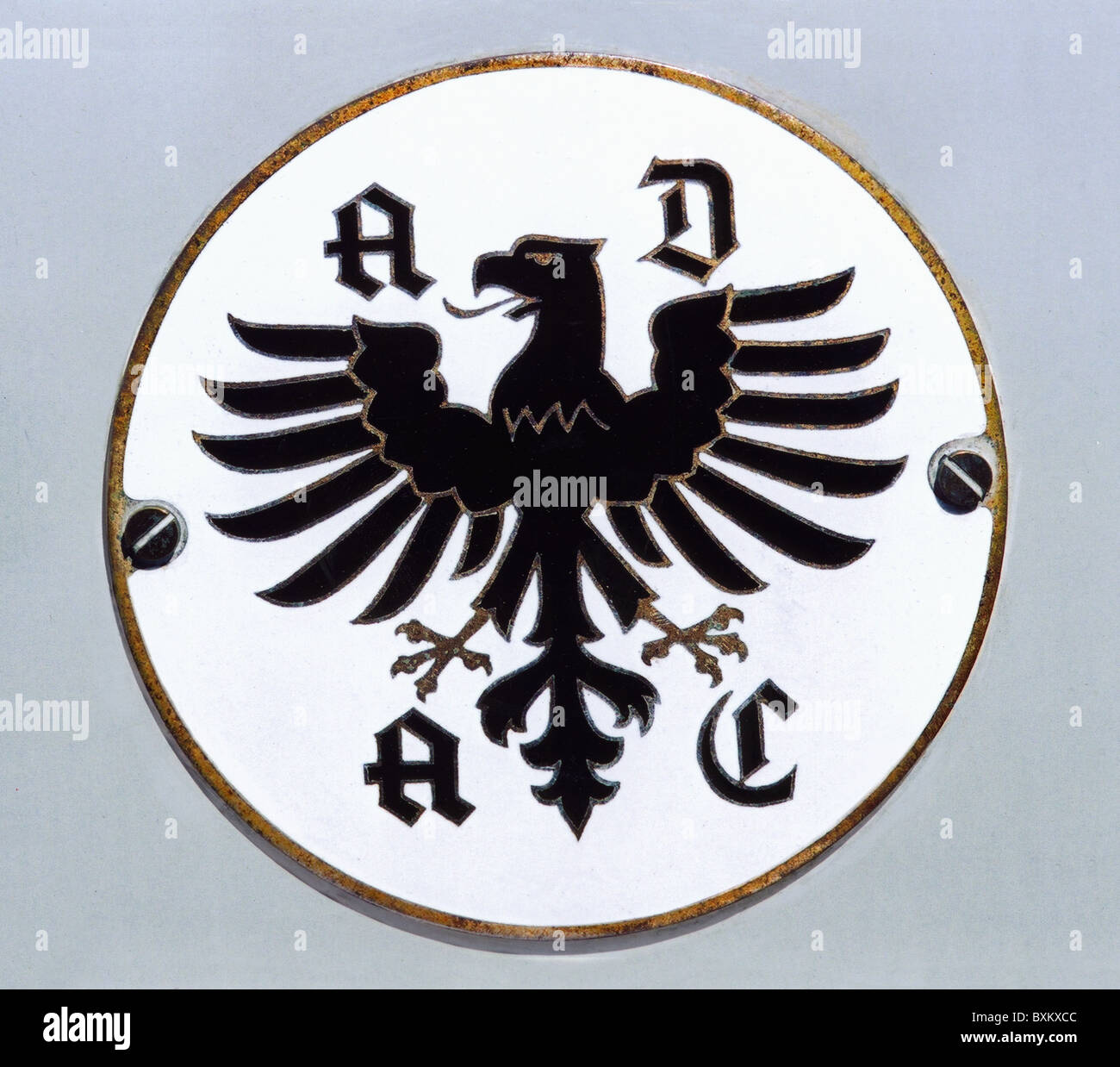Trasporto / trasporto, auto, badge ADAC sul retro di un'auto veterana, Germania, 20 ° secolo, storico, animale araldico, animali araldici, emblema, emblemi, aquila, aquile, associazione automobilistica, Associazione automobilistica Generale tedesca, Associazione automobilistica, membro, membri, clipping, ritaglio, ritaglio, diritti aggiuntivi-clearences-non disponibili Foto Stock