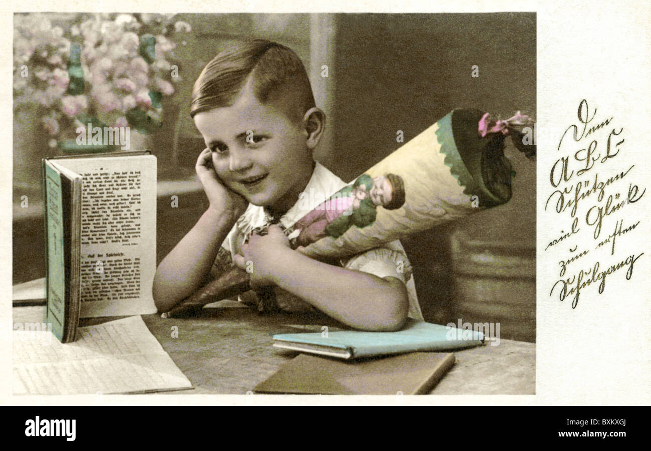Istruzione, scolaro con cono scolastico, cartolina, Germania, circa 1935, diritti aggiuntivi-clearences-non disponibile Foto Stock