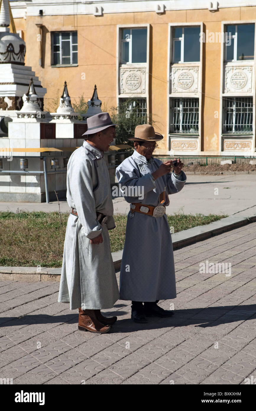 Costume tradizionale maschile mentre su un mobile Datsan tempio Gandan aka Gandantegchenling monastero Buddista, Ulaanbaatar, in Mongolia Foto Stock