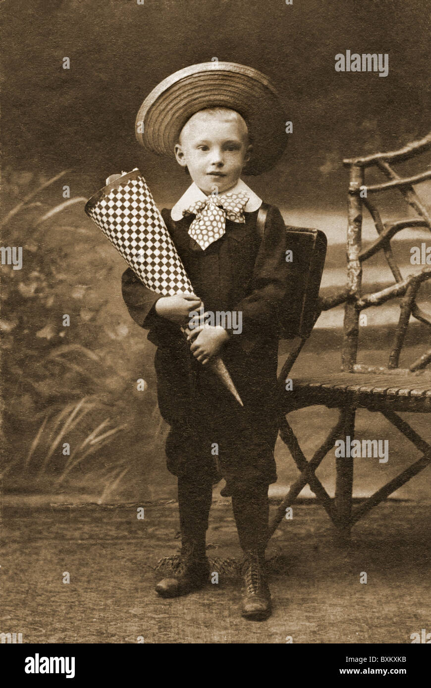 Istruzione, scuola, scolaro con cono scolastico, Germania, circa 1910, diritti aggiuntivi-clearences-non disponibile Foto Stock
